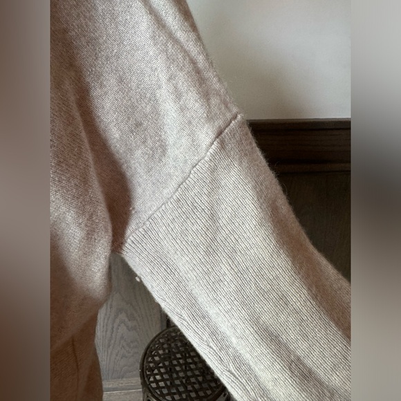 Saks fifth avenue grey cashmere v neck sweater - Picture 2 of 6